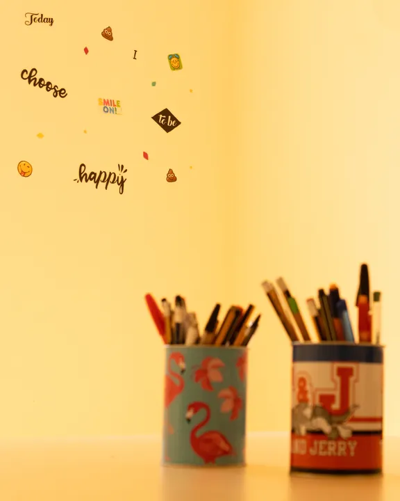 Чаши с моливи на масата пред надпис „Today I choose happy“