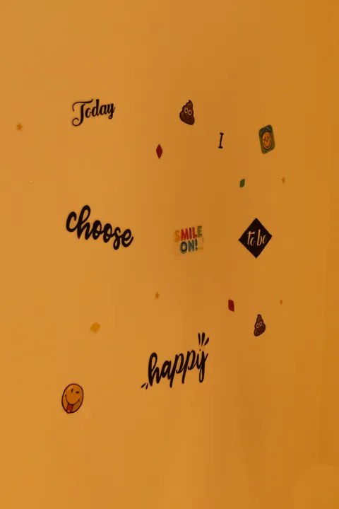 Надпис „Today I choose happy“ на стената